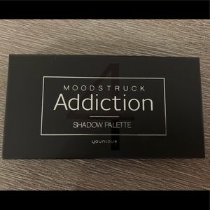 Younique eyeshadow palette
